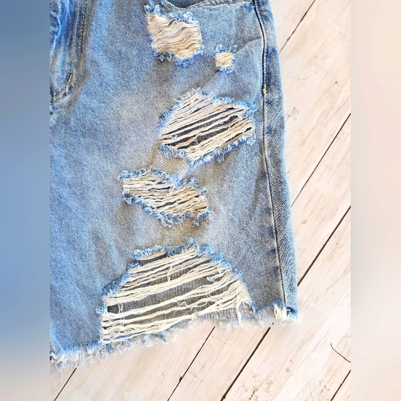 Madden NYC Lightwash Blue Denim Jean Bermuda Shorts Distressed Bottoms Size 7 - Picture 4 of 11